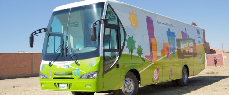 Moderno BUS de educación financiera del BNB recorrerá por todo el país para educar a niños, jóvenes y adultos
