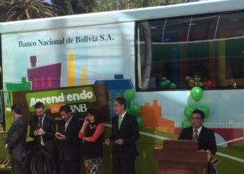 Bus del BNB para Educación Financiera inicia su recorrido en Cochabamba