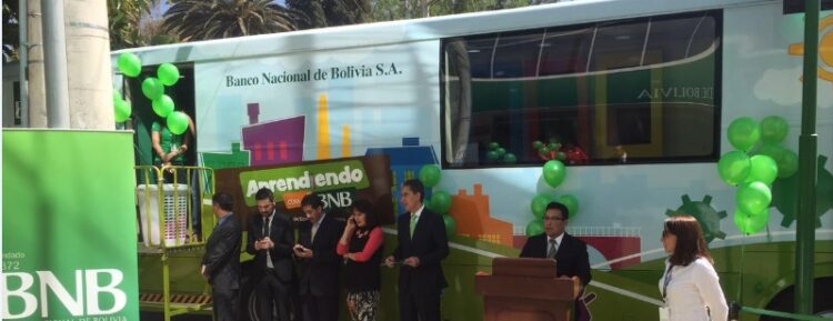Bus del BNB para Educación Financiera inicia su recorrido en Cochabamba