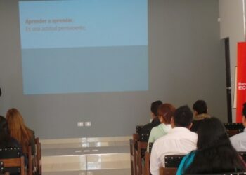 El Banco Económico capacita a los consumidores financieros de Cochabamba en «Banca Electrónica»