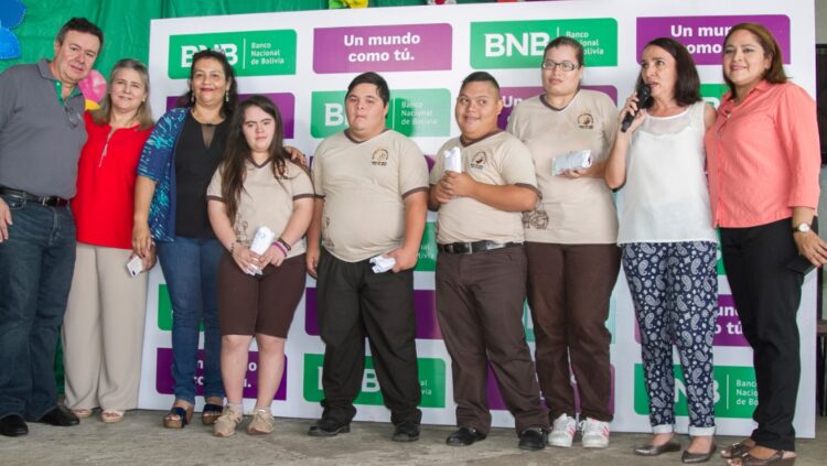 El BNB entrega lentes  a personas con discapacidad intelectual, en Santa Cruz 