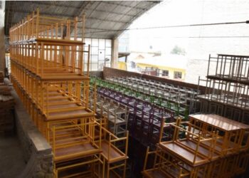 Bolsitas del desayuno escolar se convierten en mobiliario de alta dureza