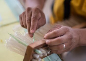 Botellas plásticas que se transforman en escobas ecológicas