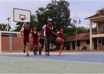 Itacamba aporta a la construcción de una cancha polifuncional en escuela de Puerto Quijarro