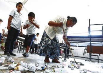 Santa Cruz: Con una nueva política municipal, los alumnos deben limpiar sus aulas como disciplina