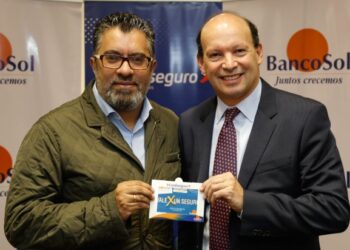 BancoSol celebra a los niños con un seguro especializado que aporta a reducir la deserción escolar