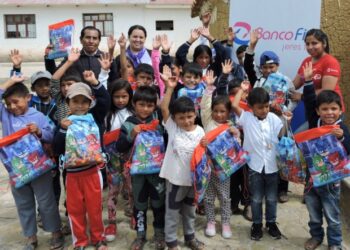 Niños y niñas reciben material escolar por la campaña “La magia de dar” de Banco FIE