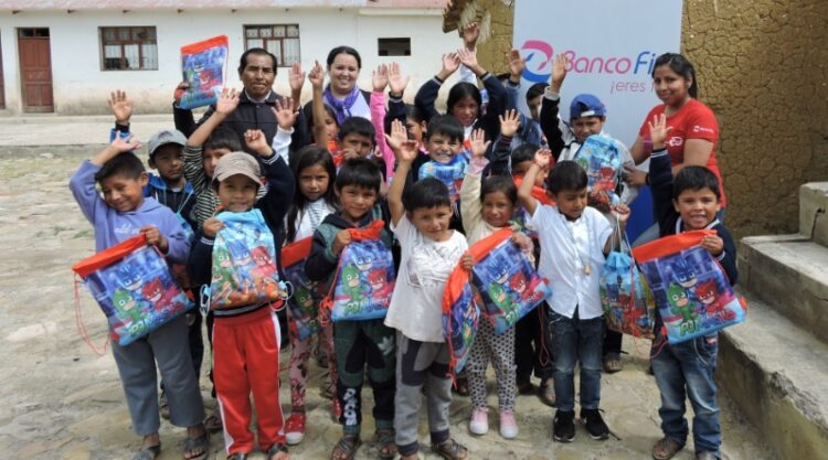 Niños y niñas reciben material escolar por la campaña “La magia de dar” de Banco FIE