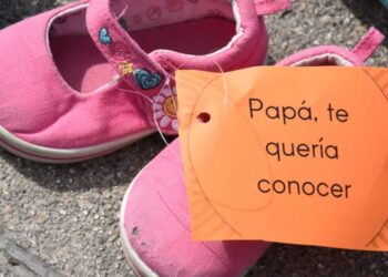 620 pares de zapatitos de niños, niñas y adolescentes cuentan historias que invitan a reflexionar