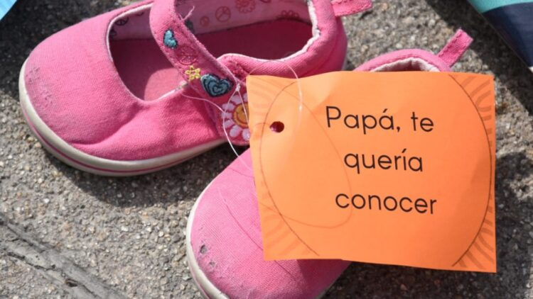 620 pares de zapatitos de niños, niñas y adolescentes cuentan historias que invitan a reflexionar