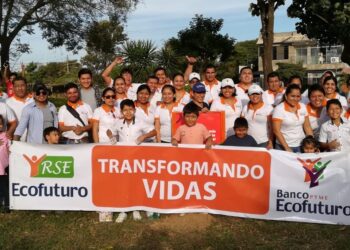 Ecofuturo llega con su campaña de voluntariado «Ecolimpieza» a la plaza principal de San Julián, en Santa Cruz