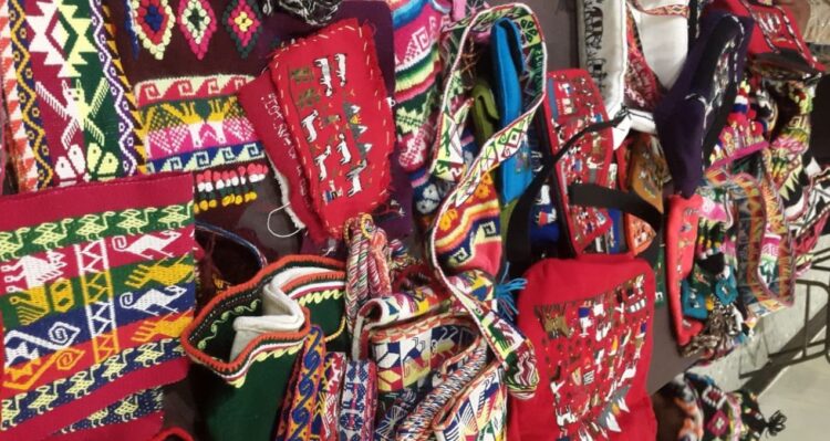 Gobernación de La Paz impulsa el funcionamiento de empresas comunales artesanales en varias provincias
