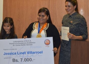 Laboratorios ViTA premia la excelencia académica, al mejor alumno de Bioquímica y Farmacia del país