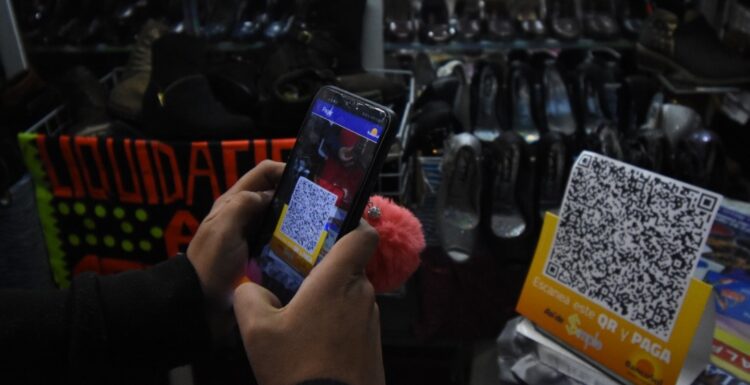 Inclusión: BancoSol avanza en el comercio digital; Artesanos del calzado utilizan Código QR para sus transacciones