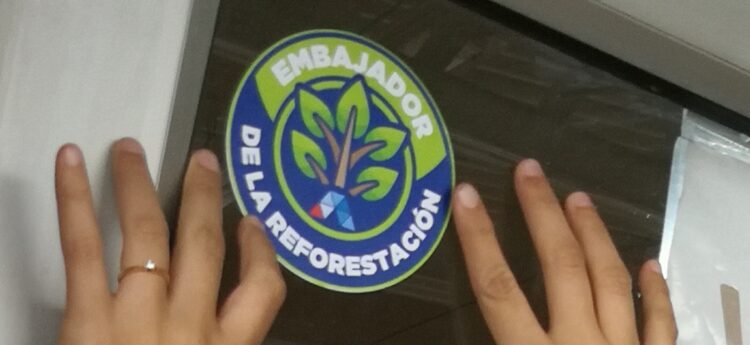 Para generar conciencia Itacamba Cemento, en el mes de Santa Cruz, entregó a sus clientes 500 plantines de tajibo