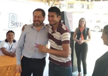 El Segip, como parte de su política de servicio inclusivo a la población boliviana, entregó licencias de conducir a 8 personas sordas en Santa Cruz