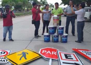 Itacamba aporta con materiales para señalizar el acceso al muelle turístico de Puerto Suárez