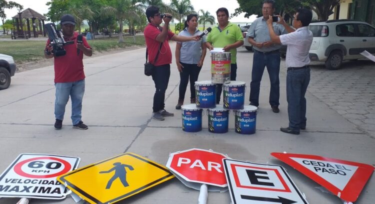 Itacamba aporta con materiales para señalizar el acceso al muelle turístico de Puerto Suárez