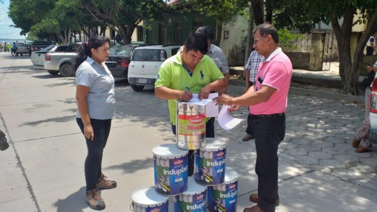 Itacamba aporta con materiales para señalizar el acceso al muelle turístico de Puerto Suárez