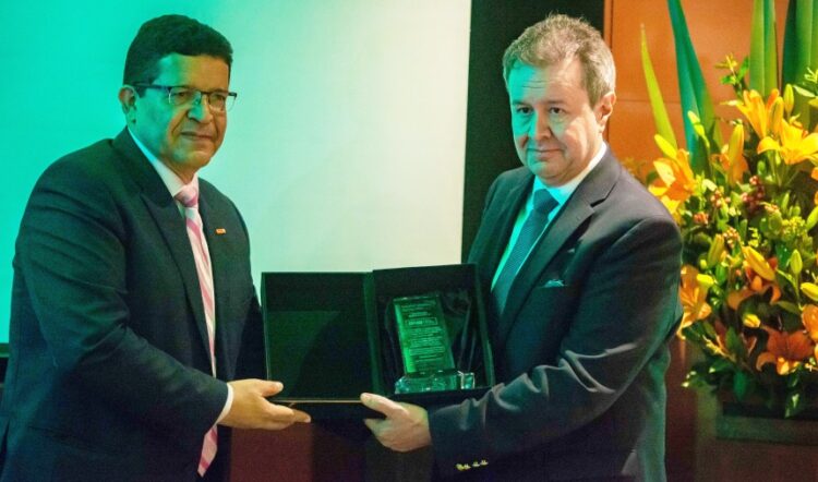 World Vision Bolivia entregó un reconocimiento al BNB por su trabajo en favor de la niñez y la juventud