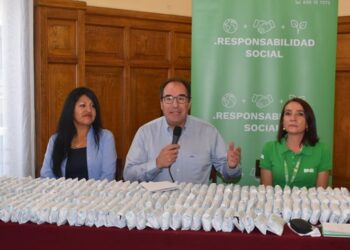 El BNB entrega 350 lentes con medida a niños con discapacidad y de escasos recursos de La Paz