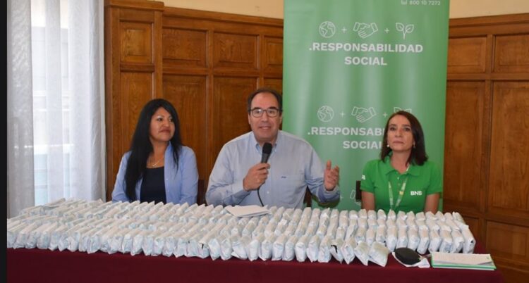 El BNB entrega 350 lentes con medida a niños con discapacidad y de escasos recursos de La Paz