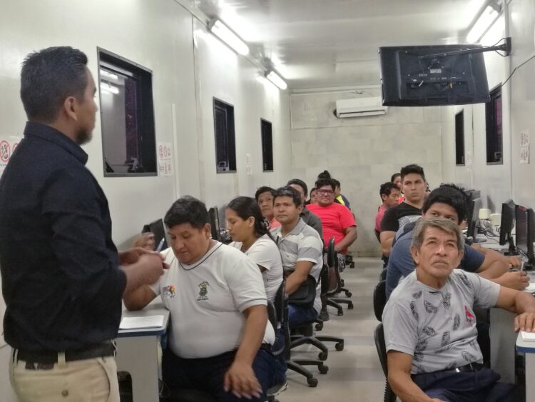 Pobladores de Puerto Quijarro inician cursos gratuitos de computación gracias a Itacamba