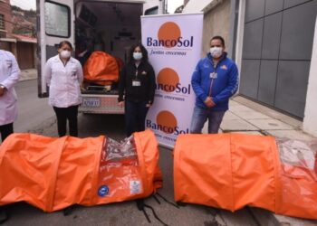 BancoSol dona tres camillas aisladoras para pacientes con COVID-19 al hospital Arco Iris