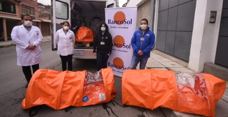 BancoSol dona tres camillas aisladoras para pacientes con COVID-19 al hospital Arco Iris