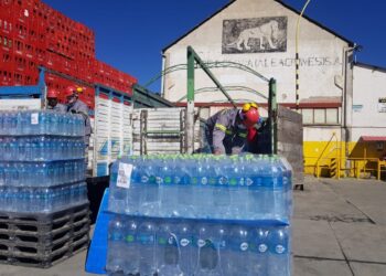 EMBOL Coca-Cola dotará al Ministerio de Defensa de un millón de litros de agua para hidratación