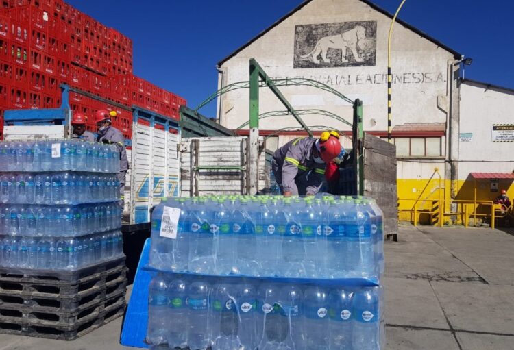 EMBOL Coca-Cola dotará al Ministerio de Defensa de un millón de litros de agua para hidratación