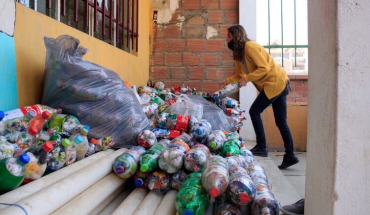 Los ecoladrillos empiezan a abrirse paso en países de América Latina