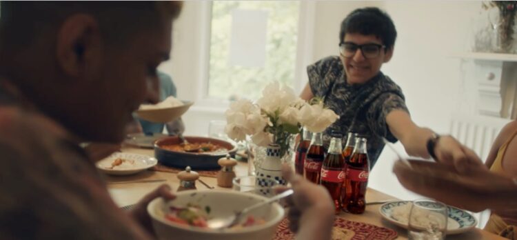 Coca-Cola lanza «Juntos se siente mejor» la campaña que celebra la unión de las personas