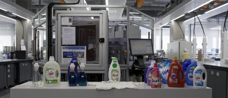 UNILEVER eliminará derivados de combustibles fósiles en productos de limpieza