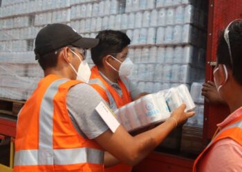 CBN dona 300 mil unidades de agua para bomberos y voluntarios que luchan para apagar el fuego en la Chiquitania