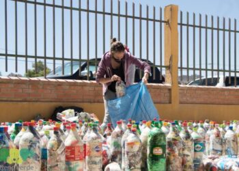 Empresas y voluntarios suman esfuerzos para construir la primera aula ecológica de Bolivia