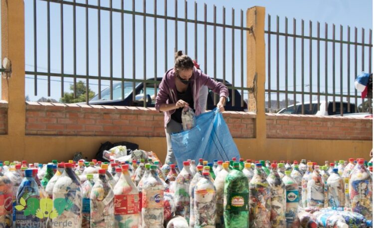 Empresas y voluntarios suman esfuerzos para construir la primera aula ecológica de Bolivia