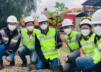 A propósito del Día Mundial del Agua, EMBOL se suma con la siembra de árboles en Cochabamba