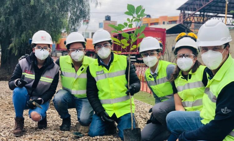 A propósito del Día Mundial del Agua, EMBOL se suma con la siembra de árboles en Cochabamba
