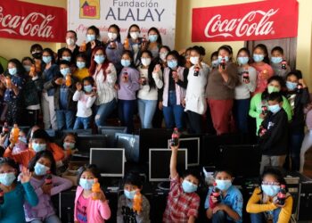 EMBOL dona dispositivos electrónicos a la Fundación Alalay en La Paz para apoyar la educación virtual de los niños