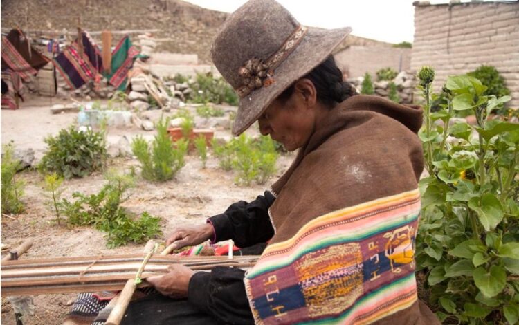 Más de 100 personalidades digitales se unen para revalorizar los tejidos ancestrales