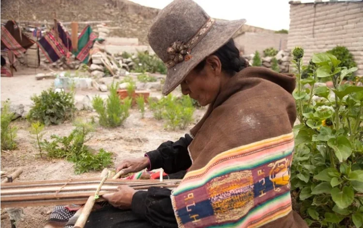 Más de 100 personalidades digitales se unen para revalorizar los tejidos ancestrales