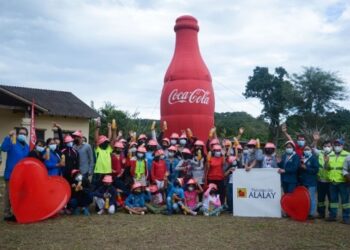 EMBOL dona dispositivos electrónicos a la Fundación Alalay en Santa Cruz para apoyar la educación virtual de los niños