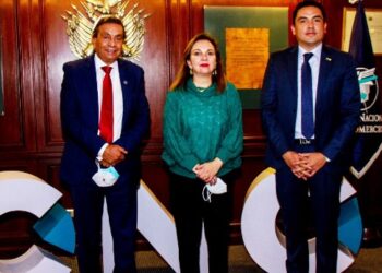CNC entrega reconocimiento a la presidenta ejecutiva de Banco FIE