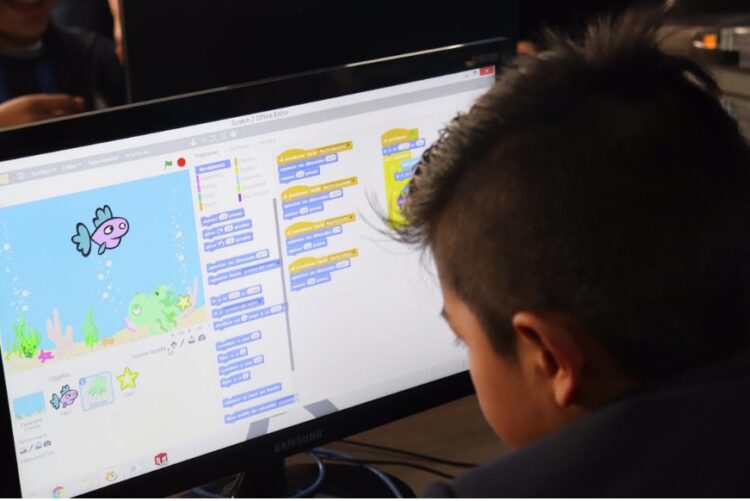 Tigo capacita a estudiantes y maestros en programación