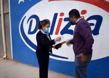 Inclusión financiera: Con «Apertura en Campo» BancoSol llega a tu trabajo, funcionarios de Delizia abrieron su cuenta