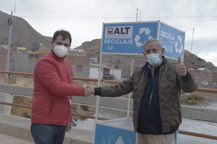 Fundación Coca-Cola Bolivia entrega contenedores a nueve municipios cercanos al Lago Titicaca