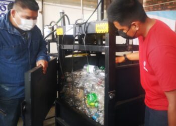 Universitarios construyen enfardadora para aliviar el trabajo en “La Casa del Recolector”