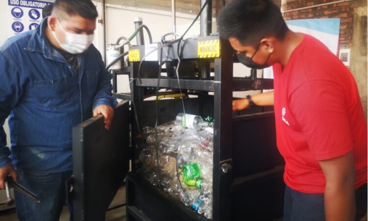 Universitarios construyen enfardadora para aliviar el trabajo en “La Casa del Recolector”