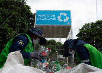Fundación Coca-Cola instala contenedores Vital en Expocruz para que los visitantes puedan reciclar sus botellas plásticas
